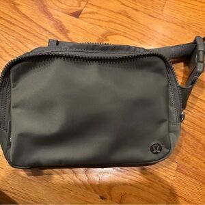 Used once - Lululemon Everywhere Belt Bag 2L